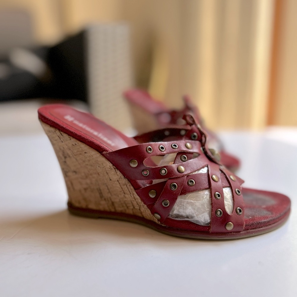 Naturalizer red leather brass studs slide-in sandal w. cork wedge. Size 5 - 5.5.